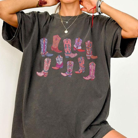 Cowgirl Pink Boots Shirt, Comfort Shirt Gift for Her, Retro Wild West Shirt, Howdy Shirt, Vintage Howdy T-Shirt, Graphic Wild West Tee, Cowgirl Shirt for Girl, Cute Country Shirts, Oversized Graphic Tee, Wild West Gifts for Women, Gift for Mom, Women Top
