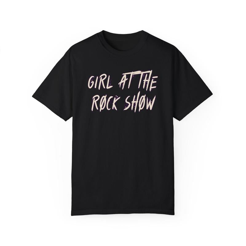 Hot Blink 182 concert shirt, girl at the rock show, 90s punk rock tshirt